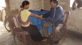 Bác sĩ Chung thăm và khám bệnh nhân phong tại nhà của họ. Trước khi trở thành linh mục ông đã là bác sĩ chuyên khoa da liễu